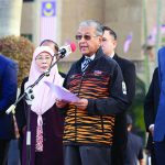 PUTRAJAYA, 10 Ogos — Perdana Menteri Tun Dr Mahathir Mohamad (dua, kanan) berucap pada Majlis Penyerahan Jalur Gemilang Kontinjen Malaysia ke Temasya Sukan Asia 2018 di Dataran Perdana Bangunan Perdana Putra.
Turut sama Timbalan Perdana Menteri Datuk Seri Dr Wan Azizah Wan Ismail (dua, kiri), Menteri Belia dan Sukan Syed Saddiq Syed Abdul Rahman (kanan) dan Timbalan Menteri Belia dan Sukan Steven Sim Chee Keong (kiri).
–fotoBERNAMA (2018) HAK CIPTA TERPELIHARA  t