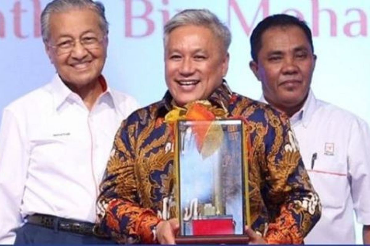 Chef Wan Terima Anugerah Tokoh Ikon FELDA 2019