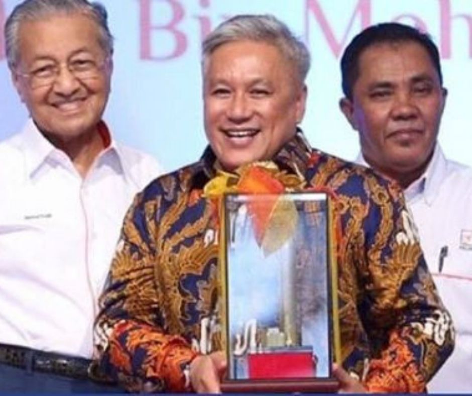 Chef Wan Terima Anugerah Tokoh Ikon FELDA 2019