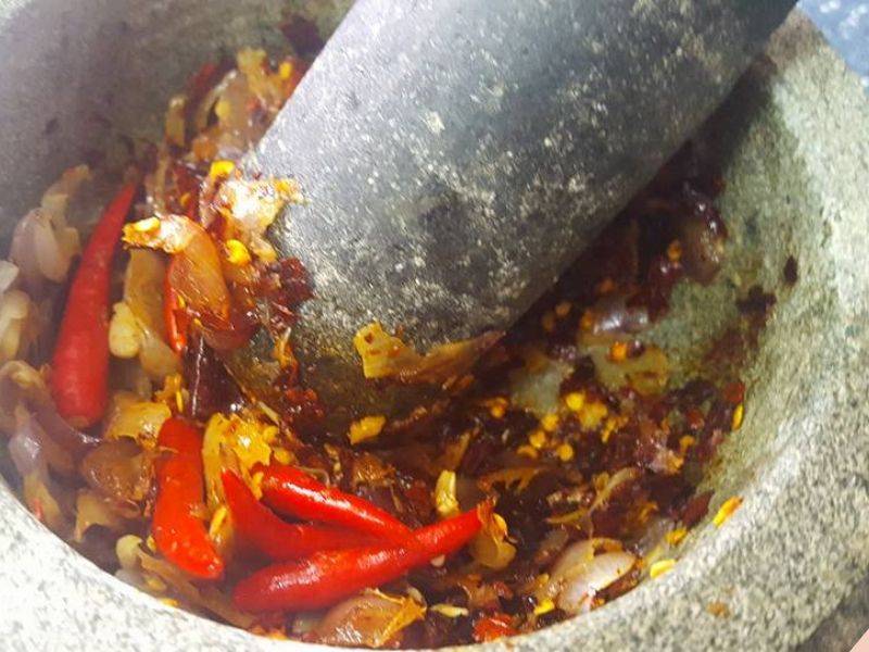 Goreng Dan Tumbuk, Sambal  Ekspres Empat Bahan Aje