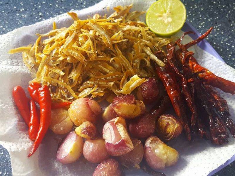 Goreng Dan Tumbuk, Sambal  Ekspres Empat Bahan Aje