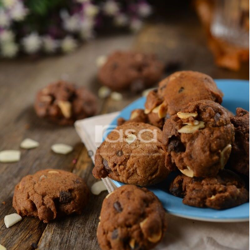 Semerbak Bau Biskut Coklat Dengan Campuran Badam, Oat, Kismis