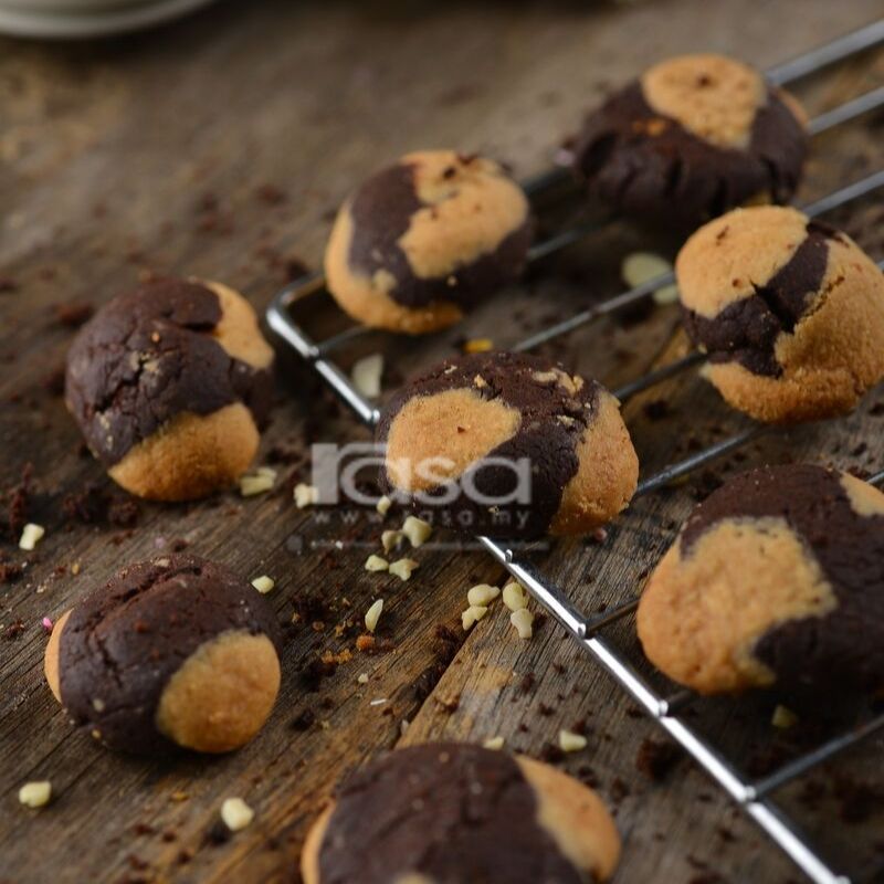 Semerbak Bau Biskut Coklat Dengan Campuran Badam, Oat, Kismis