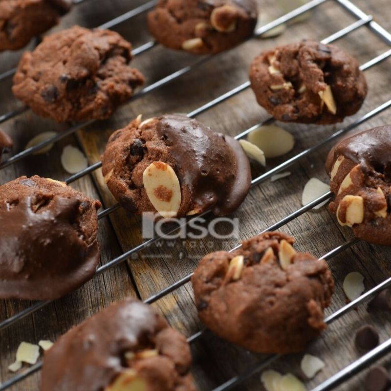 Semerbak Bau Biskut Coklat Dengan Campuran Badam, Oat, Kismis