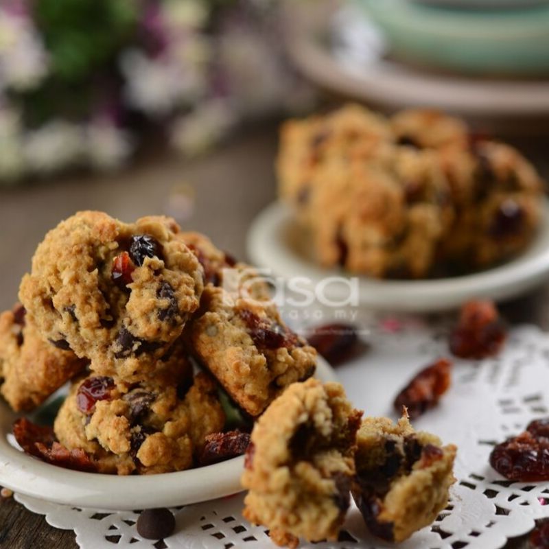 Semerbak Bau Biskut Coklat Dengan Campuran Badam, Oat, Kismis