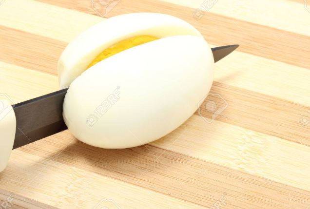 3 Cara Potong Telur Dengan Sempurna & Tak Hancur