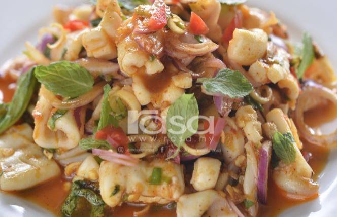 Ini Cara Buat Kerabu Sotong Thai Yang Sedap Meletop Tu.