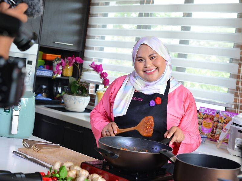 Buat Sendiri, Nasi Uduk Ayam Sambal Kacang & Red Ruy Crunch Ikut Cara Chef Imelda.