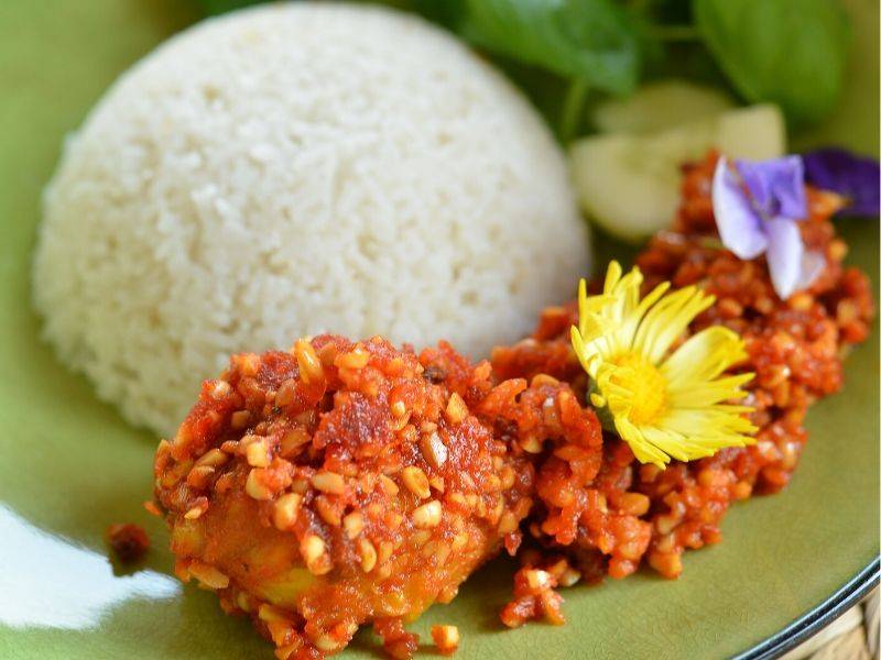 Buat Sendiri, Nasi Uduk Ayam Sambal Kacang & Red Ruy Crunch Ikut Cara Chef Imelda.