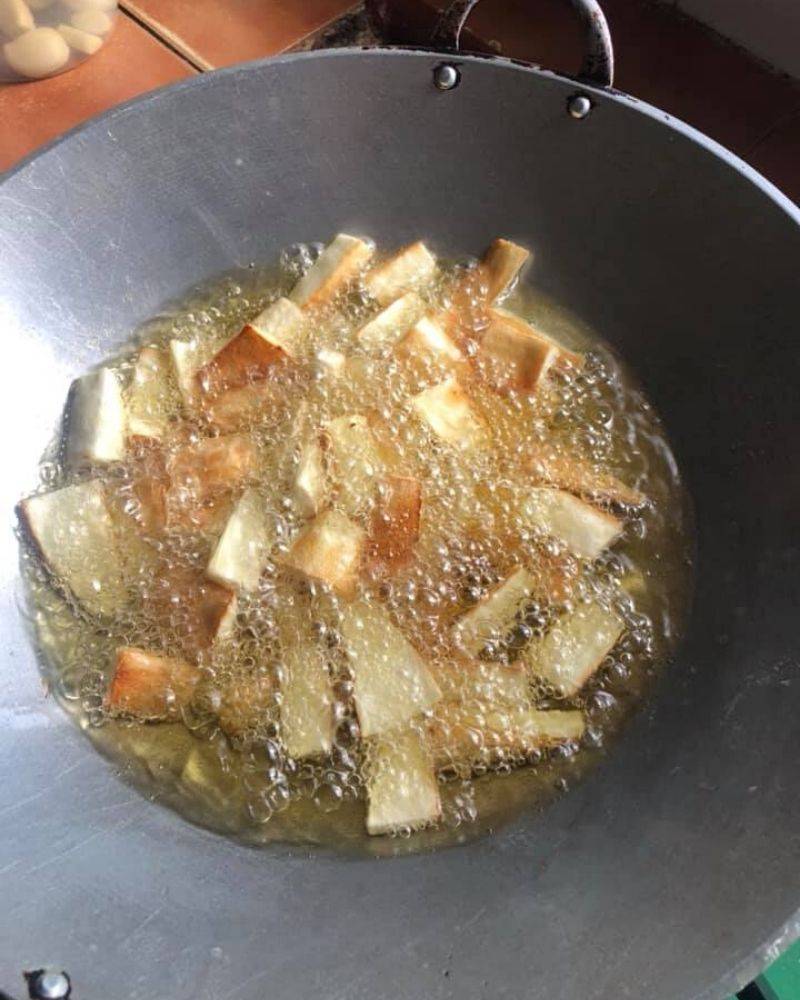 Ubi Kayu Tu Dah Goreng Cer Sira Dengan Cili & Bawang Putih, Perasakan. Memang Terasa Pedas Manisnya.