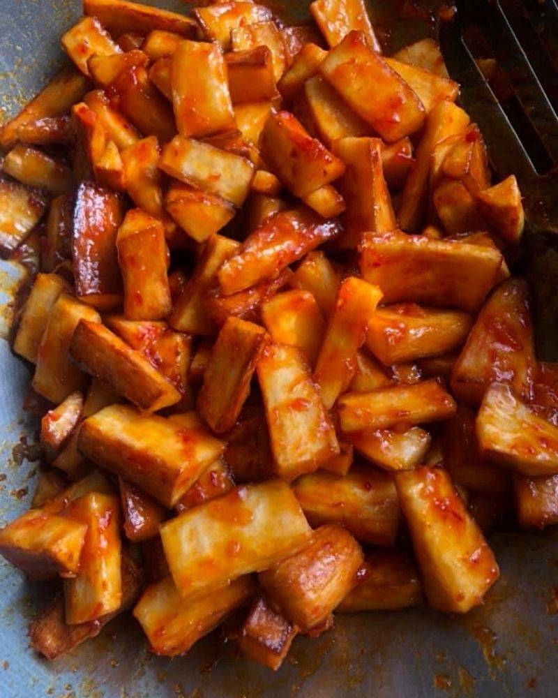 Ubi Kayu Tu Dah Goreng Cer Sira Dengan Cili & Bawang Putih, Perasakan. Memang Terasa Pedas Manisnya.