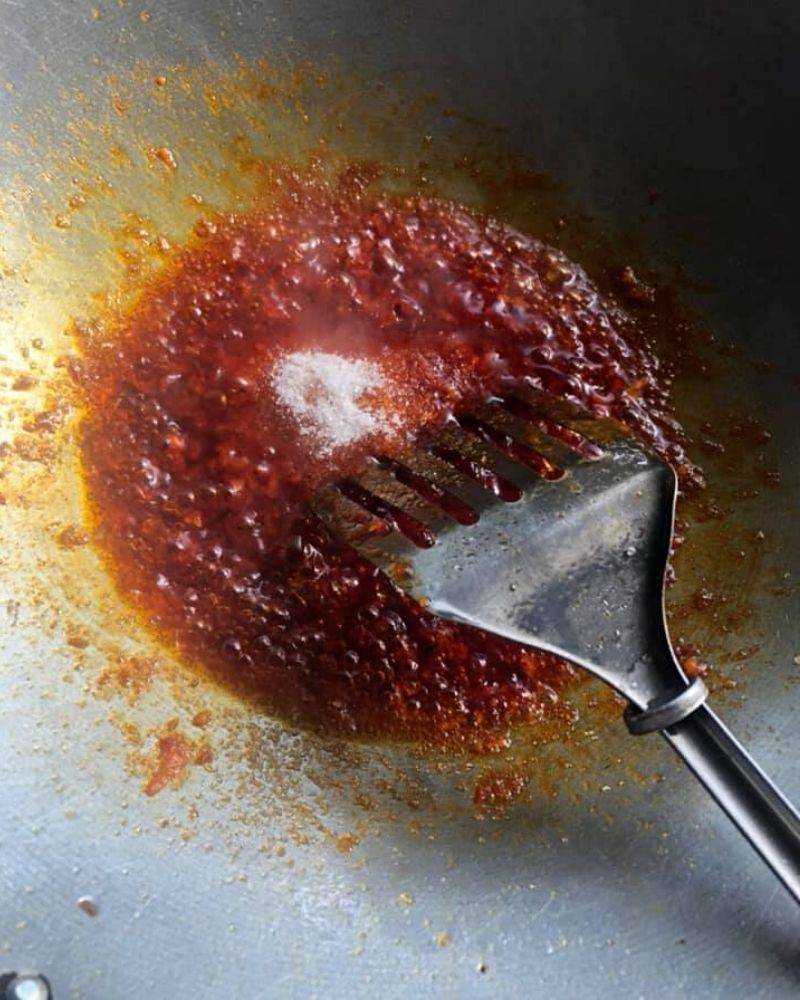 Ubi Kayu Tu Dah Goreng Cer Sira Dengan Cili & Bawang Putih, Perasakan. Memang Terasa Pedas Manisnya.