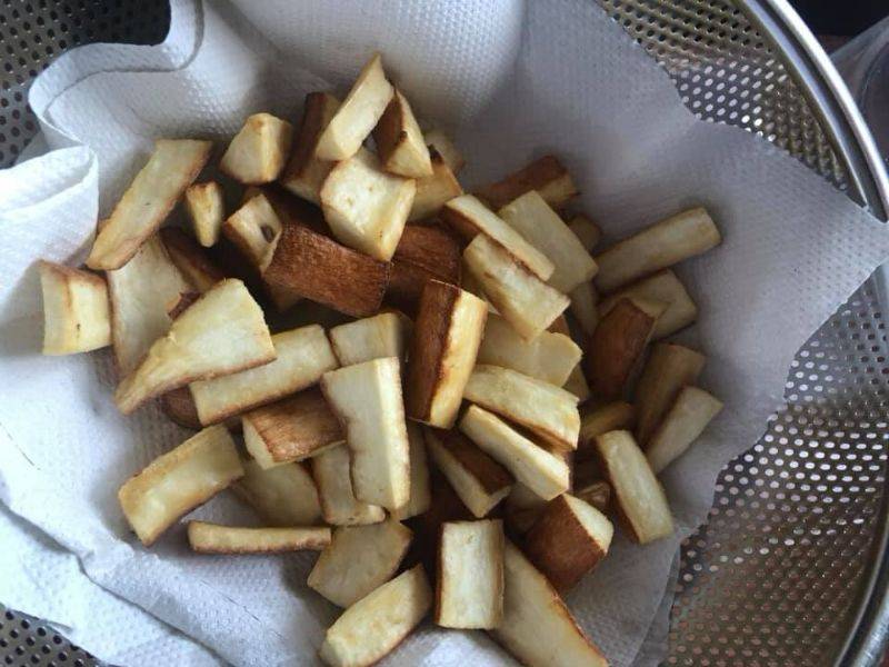 Ubi Kayu Tu Dah Goreng Cer Sira Dengan Cili & Bawang Putih, Perasakan. Memang Terasa Pedas Manisnya.