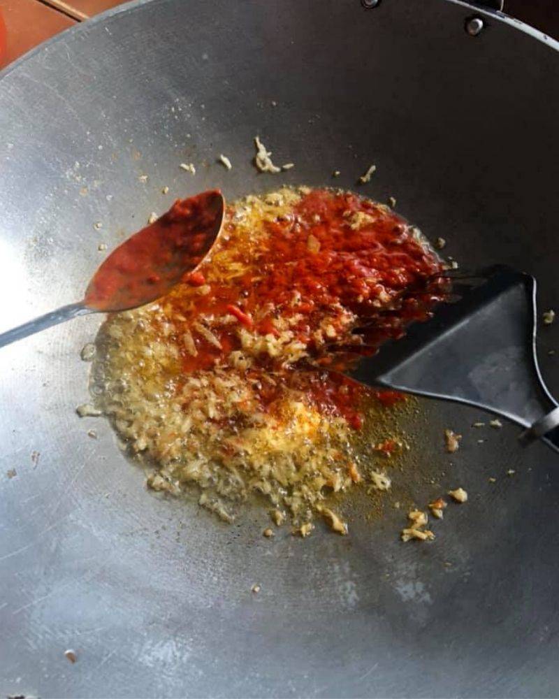Ubi Kayu Tu Dah Goreng Cer Sira Dengan Cili & Bawang Putih, Perasakan. Memang Terasa Pedas Manisnya.
