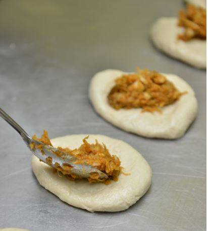 Cara Buat Roti Inti Kari Ayam Kentang Yang Sedap &Gebu.