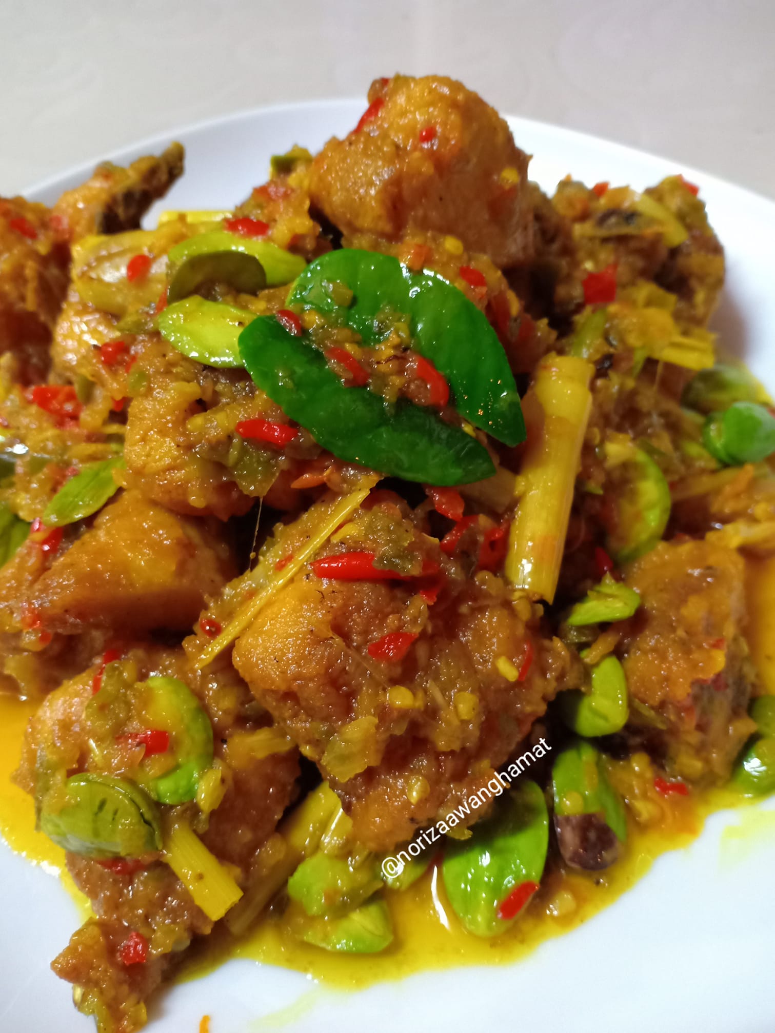 Ayam Goreng Petai Sambal Cili Api, Pedas Menyengat Tapi Sedap