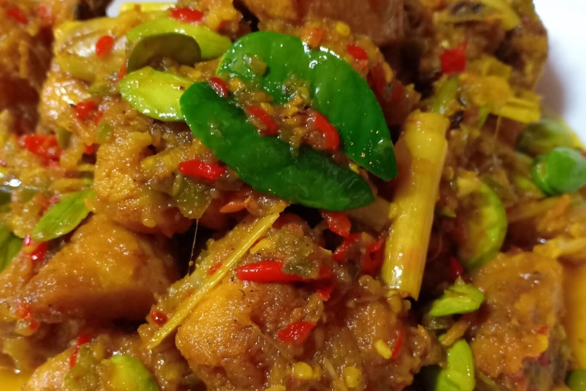 Ayam Goreng Petai Sambal Cili Api, Pedas Menyengat Tapi Sedap