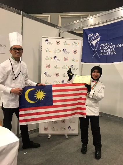 Nasi Lemak Bunga Telang Rangkul Emas. Bendera Malaysia Berkibar Di Ireland.