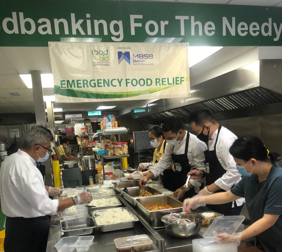 Chef Zam Bersama Food Aid Foundation Terpanggil Memasak Untuk Mereka Yang Ditempatkan Di Pusat Kuarantin.
