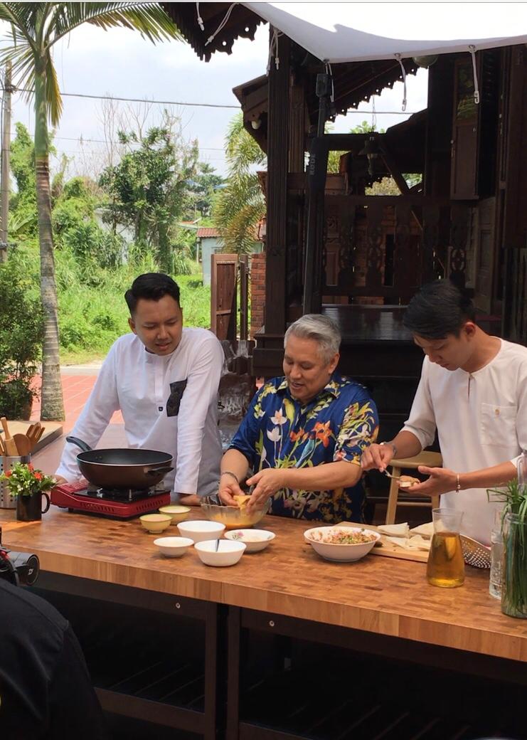 Datuk Chef Wan,Falyq Dan Radin Masak Bersama Ayam Masak Halia & Roti Sardin Salut Telur