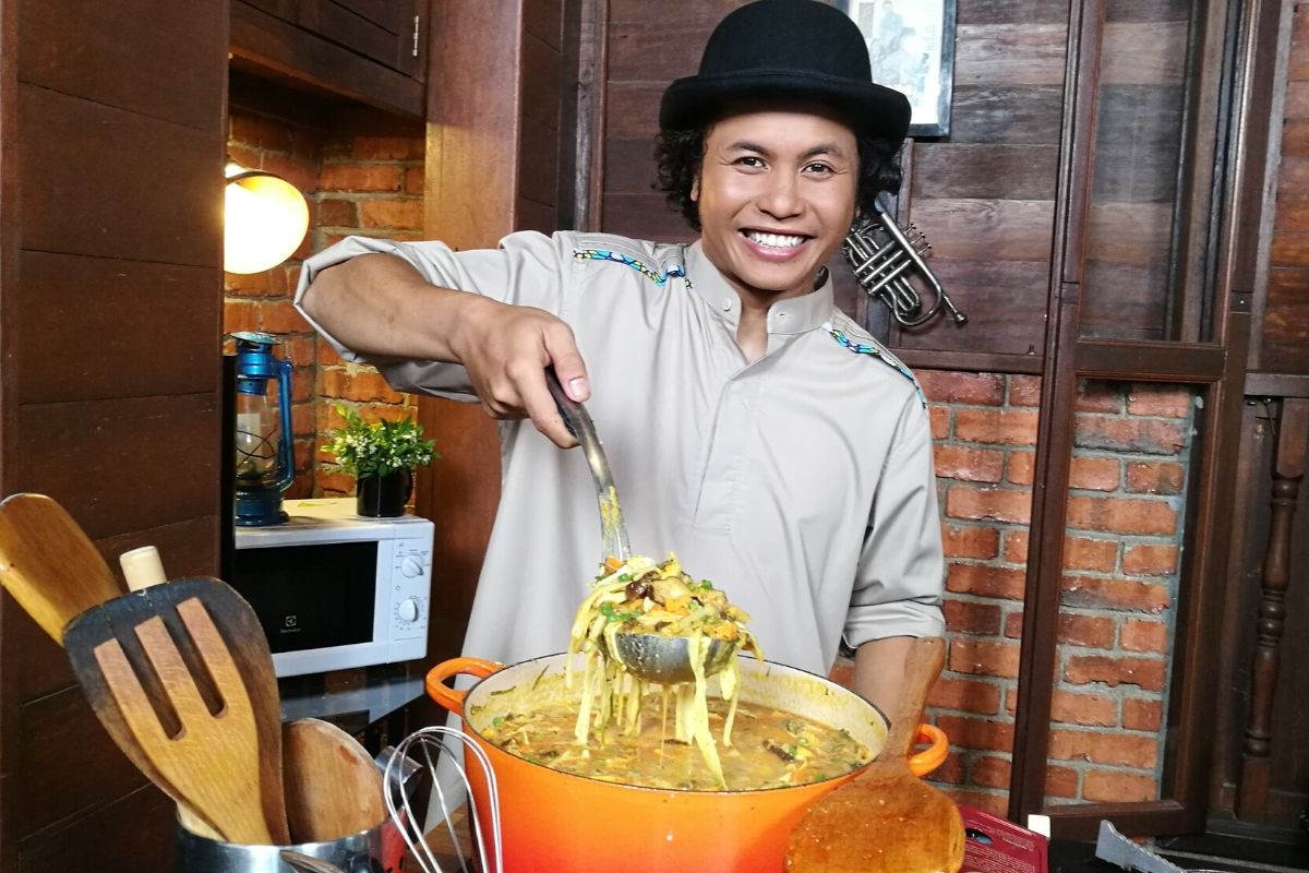 Datuk Chef Wan dan Hafiz Suip Masak Bubur Pedas dan Kuih Bongkol Sarawak.