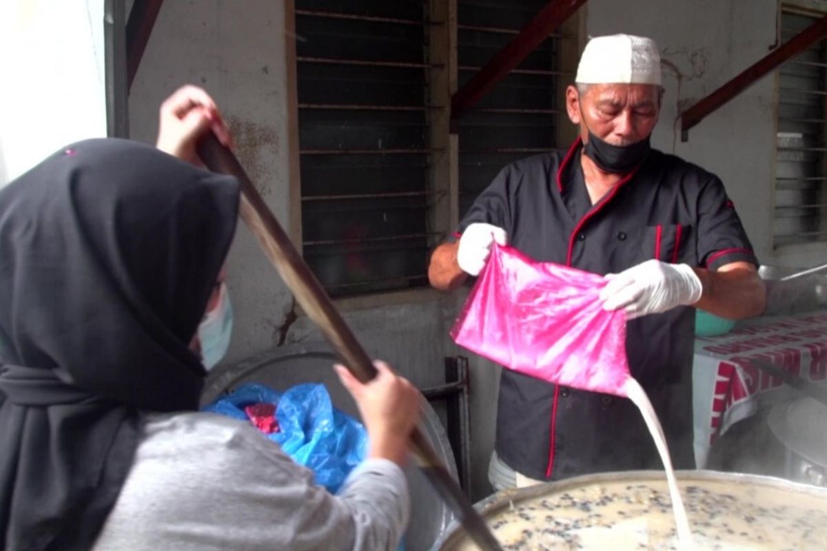 Projek Bubur Lambuk Kampung Baru, Indahkan Senyuman Eratkan Jalinan