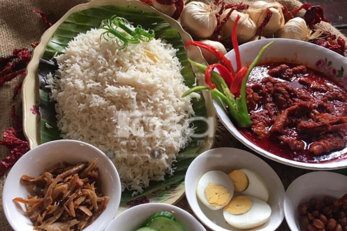 Nasi Lemak Sambal Tumis Sotong Kering Dan Cucur Udang Kesukaan Dato’ Jalaluddin Hassan