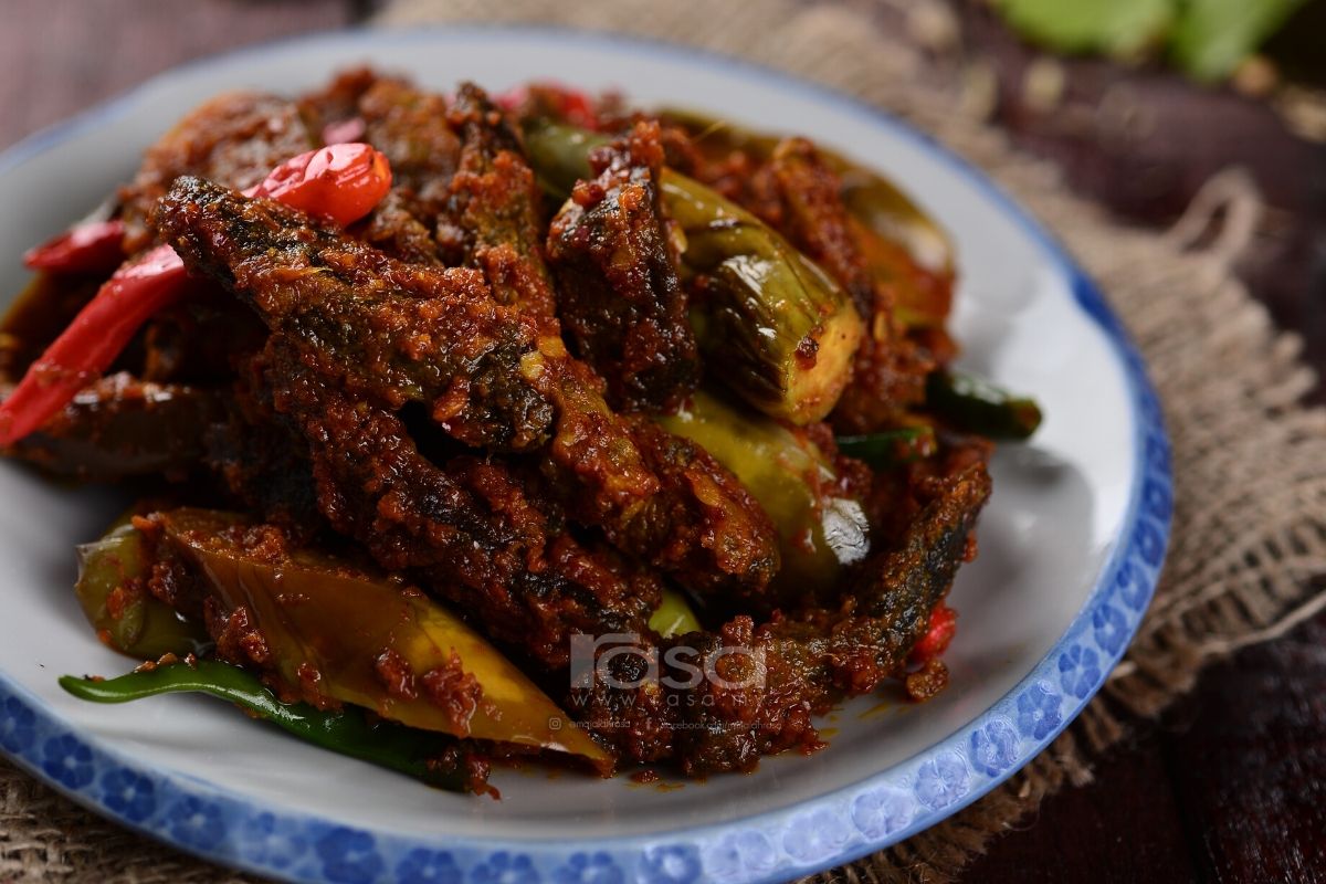 Daging Goreng, Lauk Sedap Makan Dengan Nasi Himpit