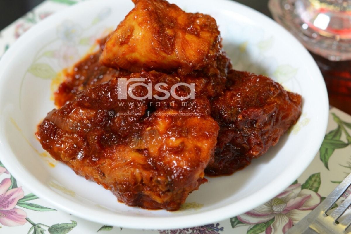 Datin Balqish Banu Kongsi Resipi Ayam Sambal Merah & Kurma Daging .