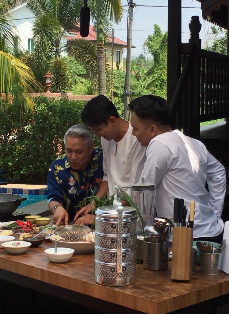 Datuk Chef Wan,Falyq Dan Radin Masak Bersama Ayam Masak Halia & Roti Sardin Salut Telur