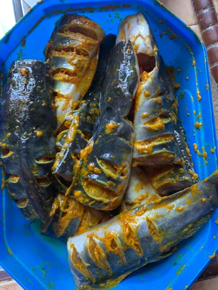 Tip Goreng Ikan Keli Agar Tak Melekat Pada Kuali