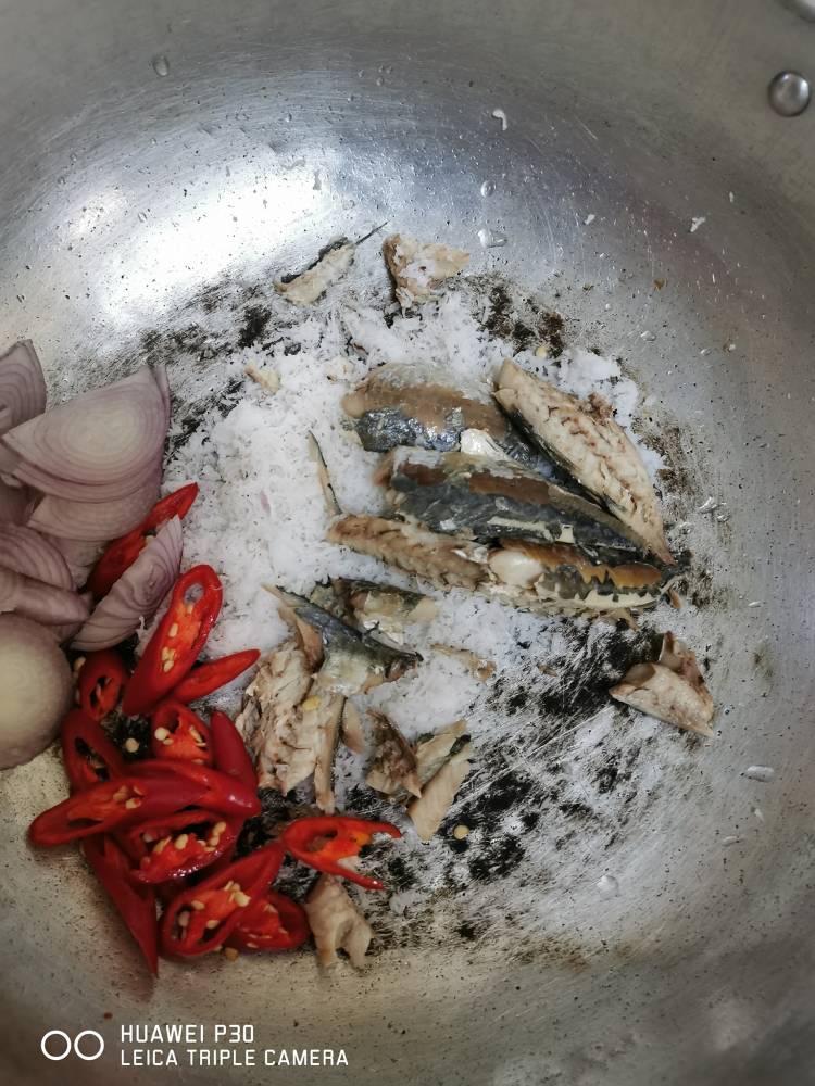 Mudahnya Buat Kerabu Pucuk Paku Gaul Isi Ikan. Bertambah-Tambah Nasi!