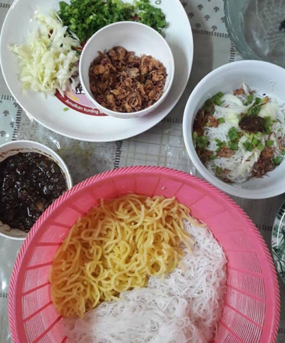 Kuah Bakso Indonesia Original & Sambal Kicap, Sedap Makan Dengan Mi.