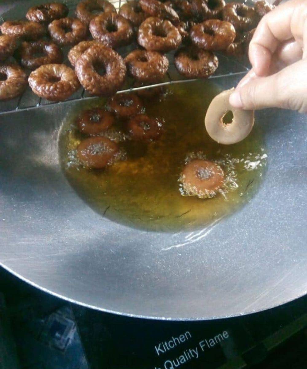 Kuih Peneram Kuih Tradisi. Guna Lima Bahan, Sukatan Cawan Aje.