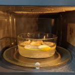Cara Paling Mudah Nak Bersihkan Microwave. Harum Semerbak!