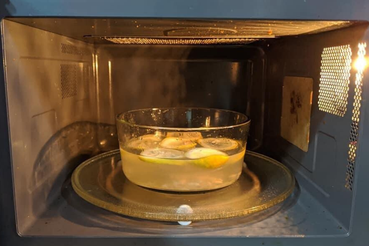 Cara Paling Mudah Nak Bersihkan Microwave. Harum Semerbak!