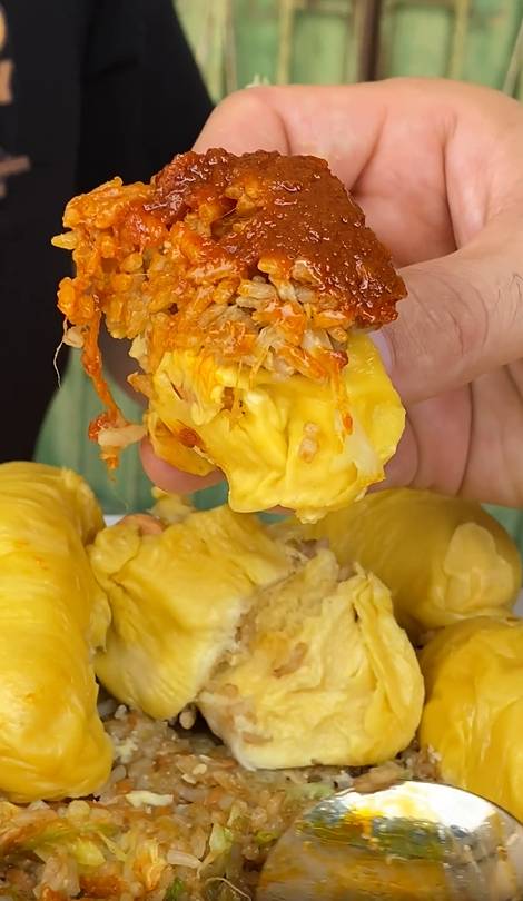 Nasi Goreng Durian Musang King Dimakan Dengan Sambal Belacan, Menu &#8216;Rare&#8217; Tapi Sedap