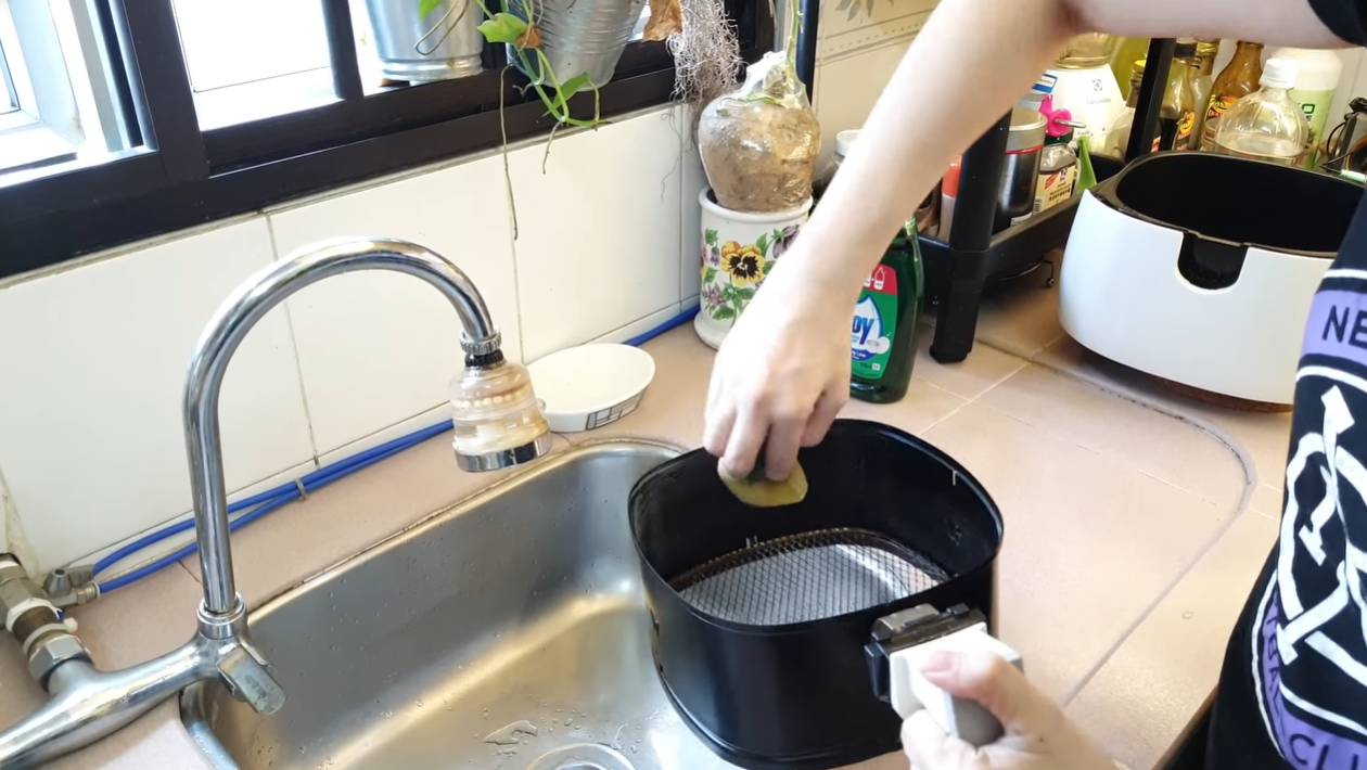 Cara Mudah Cuci Air Fryer, Barulah Sentiasa Bersih &#038; Bebas Kuman
