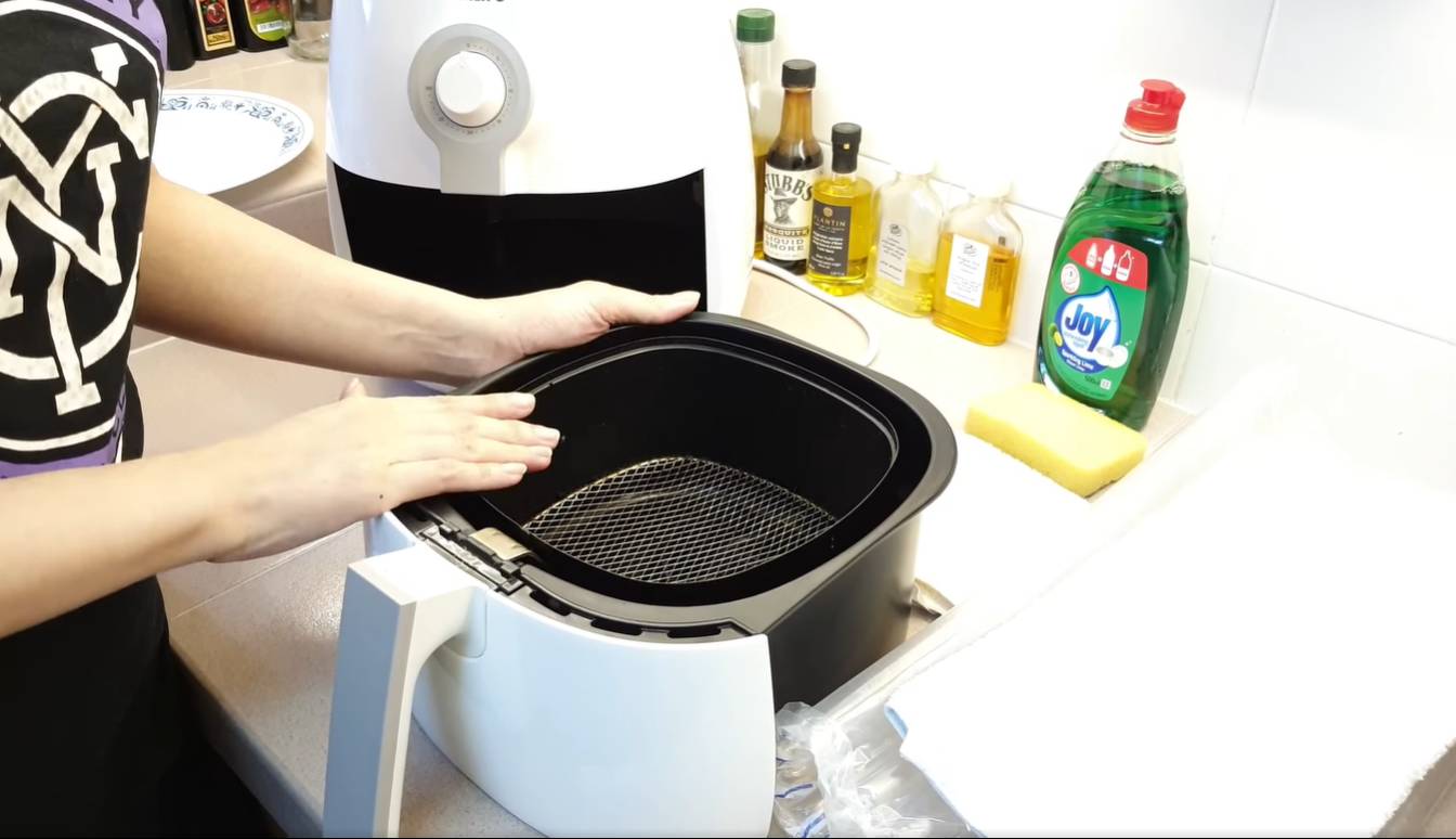 Cara Mudah Cuci Air Fryer, Barulah Sentiasa Bersih &#038; Bebas Kuman