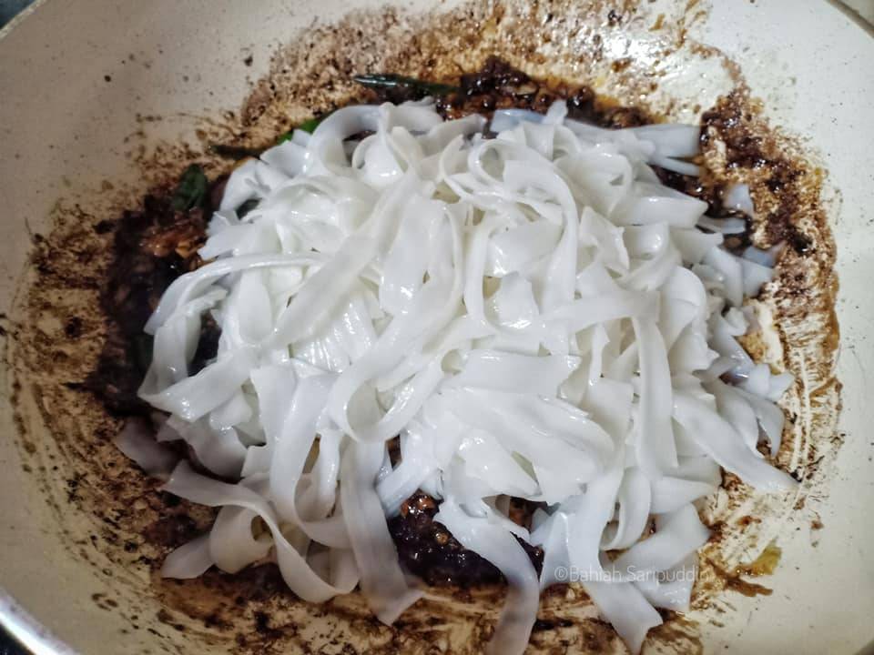 Cara Masak Kuetiau Goreng 15 Minit Dah Siap. Ikut Step By Step Ini Pasti Tak Lembik