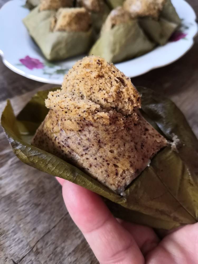Resipi Apam Pisang Daun Rambai Yang Lembut & Gebu