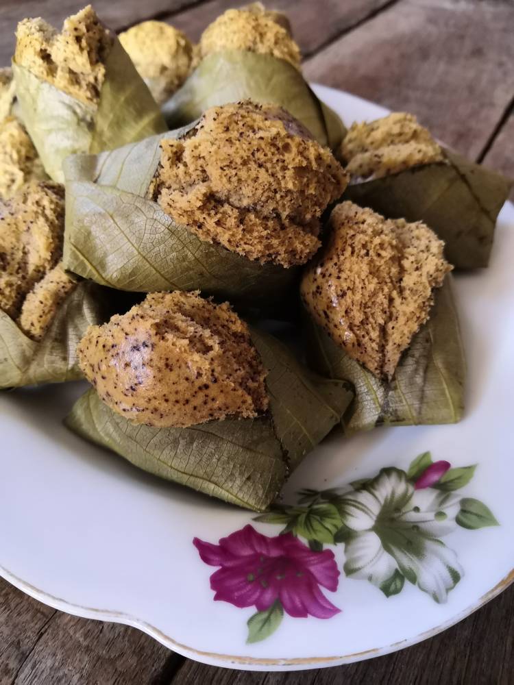 Resipi Apam Pisang Daun Rambai Yang Lembut & Gebu
