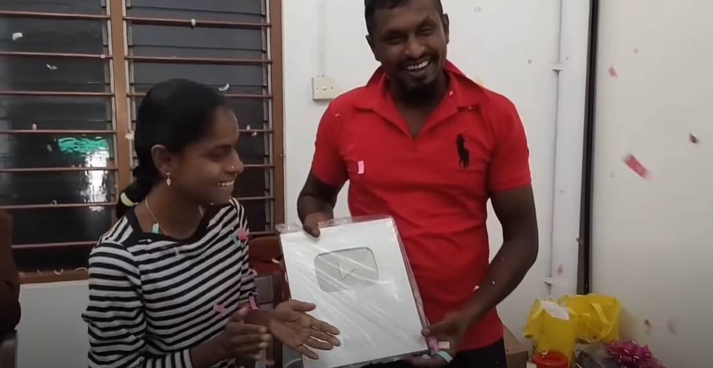 Sugu Pavithra Terima Anugerah &#8216;Silver Play Button&#8217; Daripada YouTube