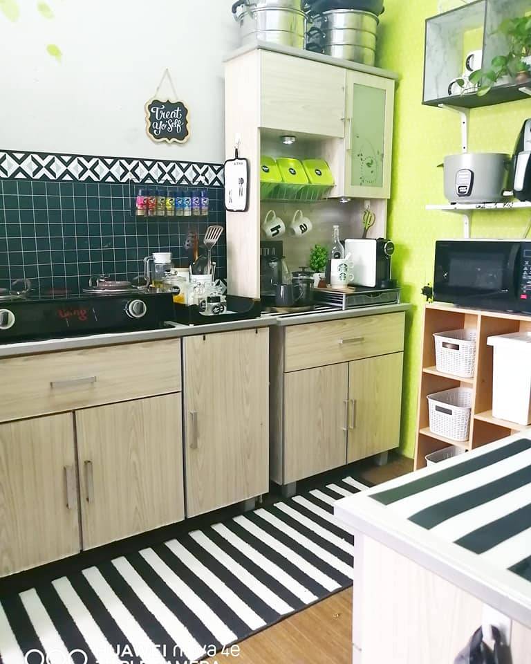 Hanya Guna Wallpaper, Dapur Wanita Ini Terus Berubah Jadi Cantik