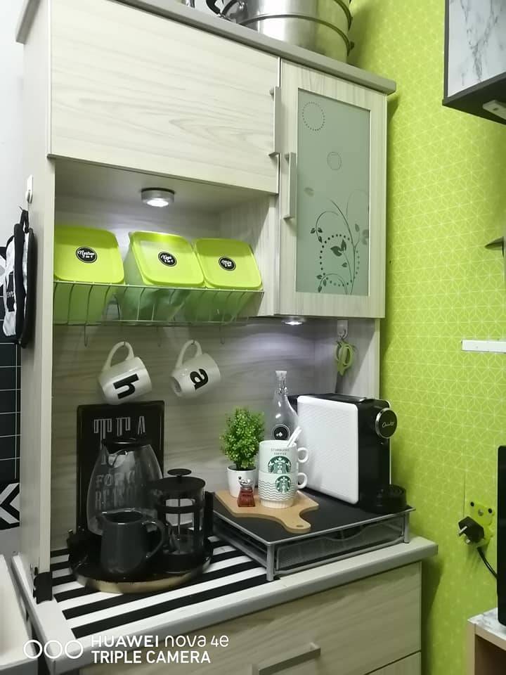 Hanya Guna Wallpaper, Dapur Wanita Ini Terus Berubah Jadi Cantik