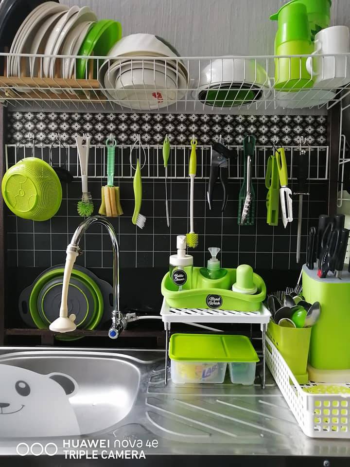 Hanya Guna Wallpaper, Dapur Wanita Ini Terus Berubah Jadi Cantik