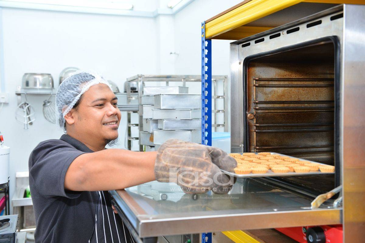 Pasangan Suami Isteri Ni Jual Kek Viral Serendah RM 20, Kedai Kek Shah Alam