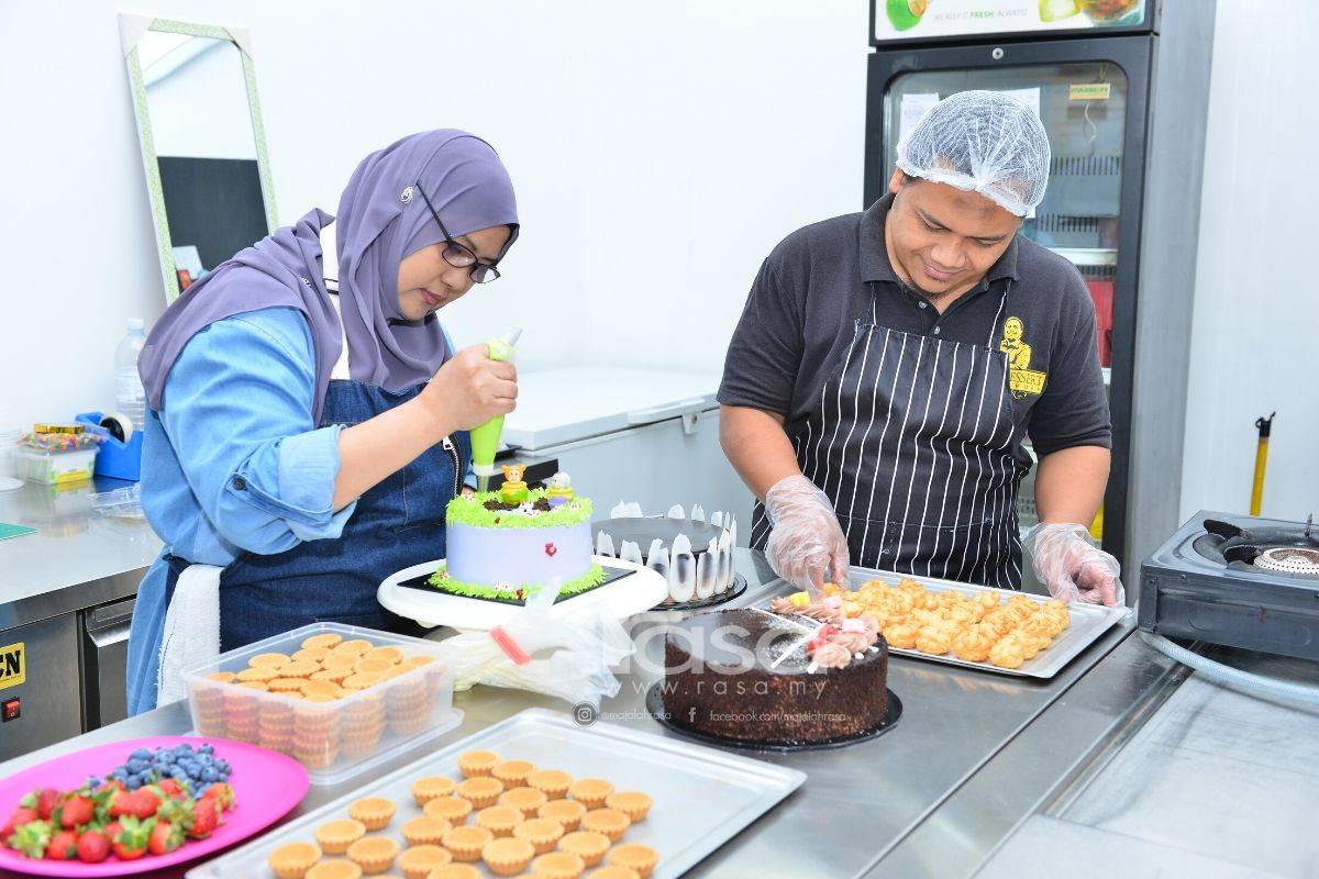 Pasangan Suami Isteri Ni Jual Kek Viral Serendah RM 20, Kedai Kek Shah Alam