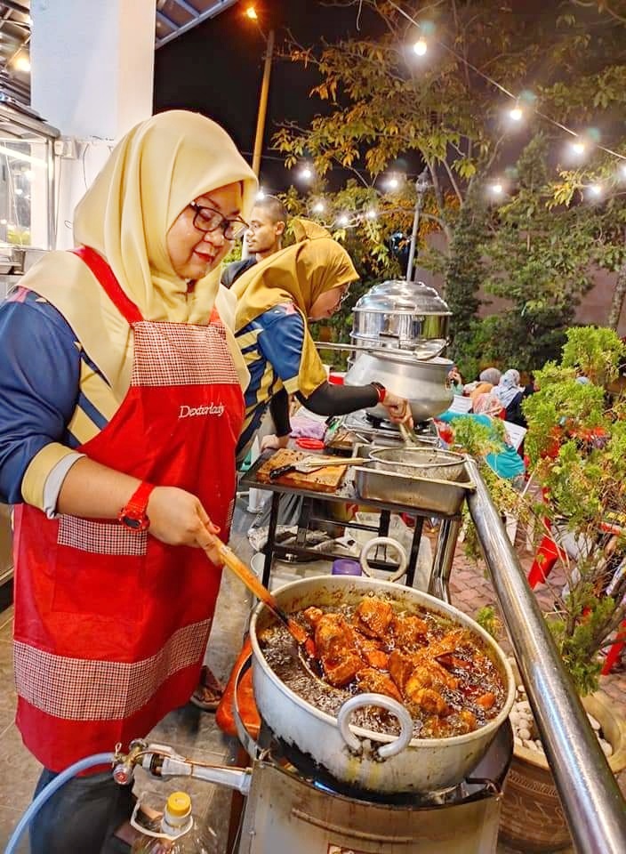 Nasi Lemak Kukus Ikan Siakap Goreng, Menu Luar Biasa Di Restoran Ngeteh Santai