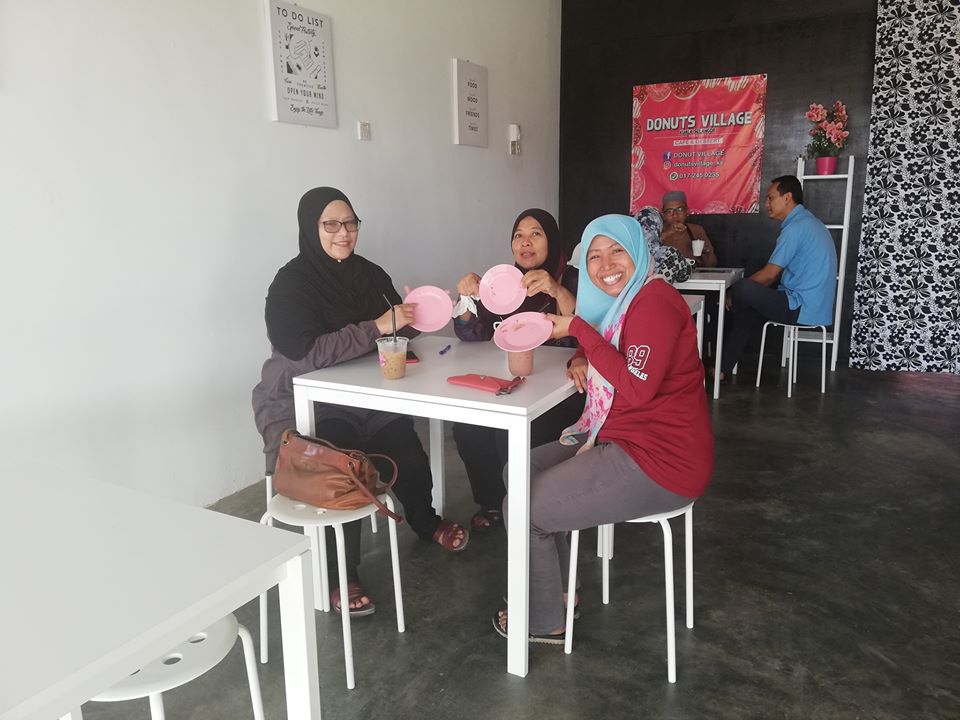 Nak Donat Sedap Tapi Murah? Korang Wajib Try Di Cafe Donuts Village